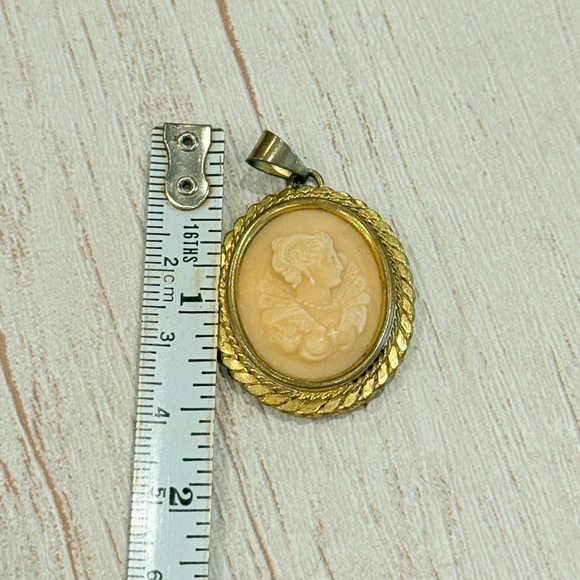 Vintage Gold Cameo Pendant - Picture 3 of 5